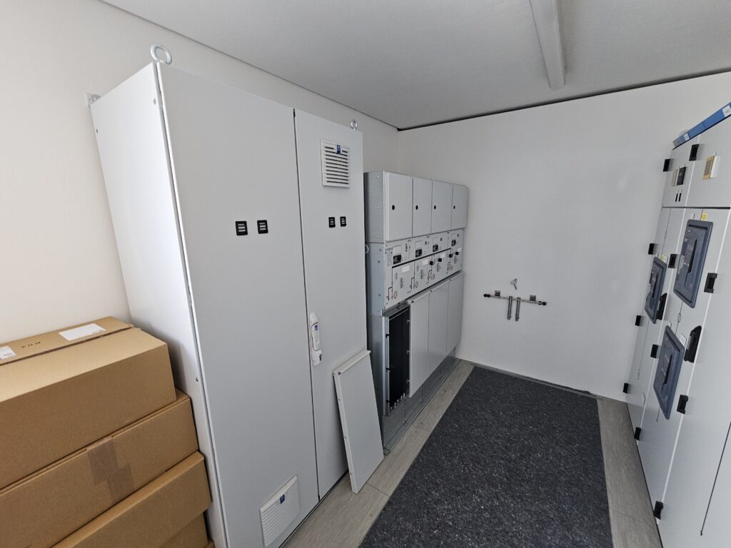 Technikraum mit installierter Mittelspannungs‑Schaltanlage.