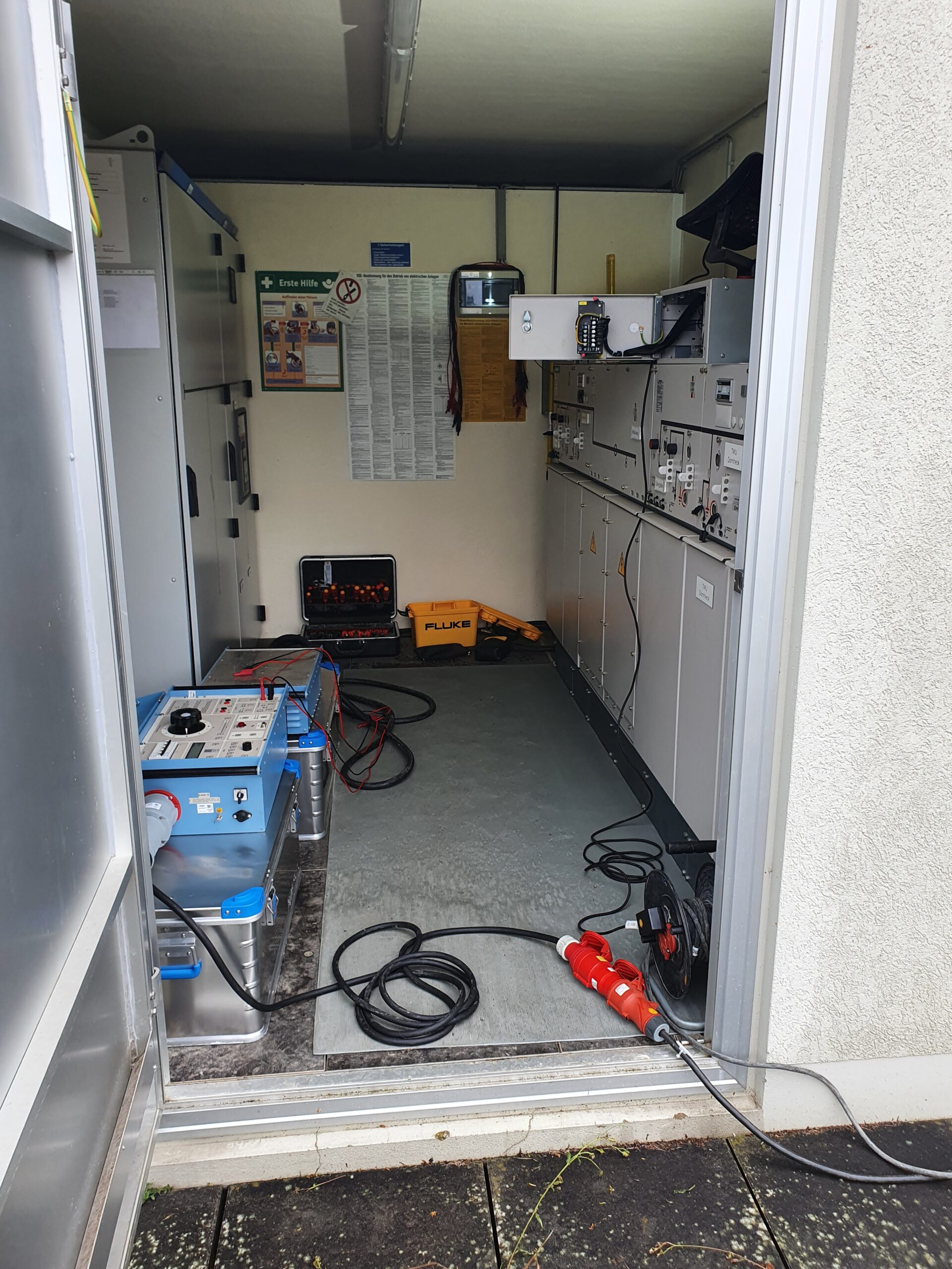 Geöffnete Mittelspannungsstation mit angeschlossenen ODEN‑Prüfgeräten.