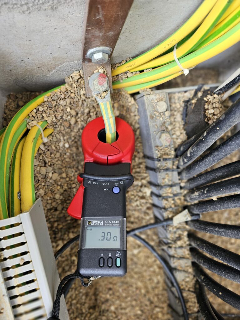 Erdungszange mit Kupferleitung an Trafoanlage.