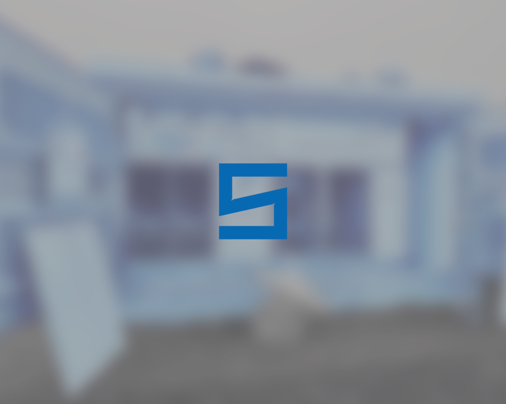 Blaues SeLa‑Service‑Logo vor unscharfem Gebäudehintergrund.